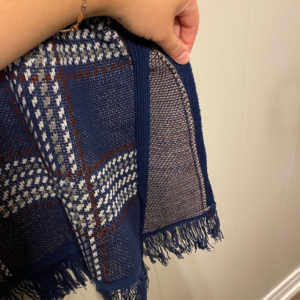 Plaid Patterned Shawl - Picture 4 of 6